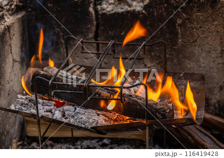 焚き火　Quiet bonfire at the campsite 116419428