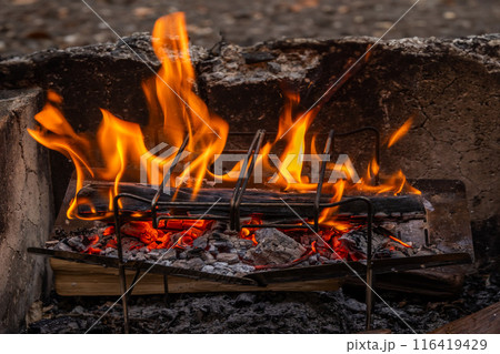 焚き火 Quiet bonfire at the campsite 焚き火 Quiet bonfire at the campsite 116419429