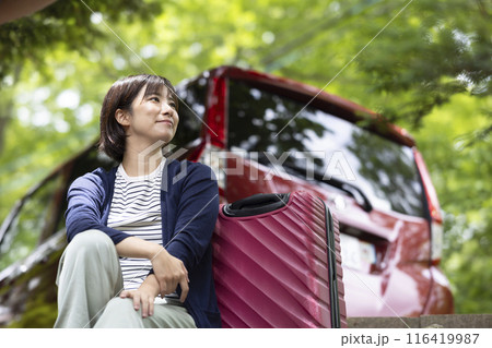 車で旅行する女性 116419987
