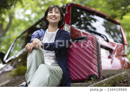 車で旅行する女性 116419989