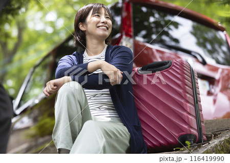 車で旅行する女性 116419990