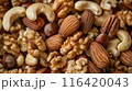さまざまな種類のナッツ 116420043