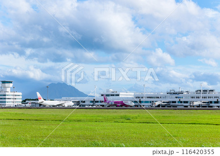 鹿児島空港と桜島 116420355