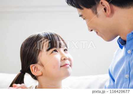 仲のよい親子　見つめ合う 116420677