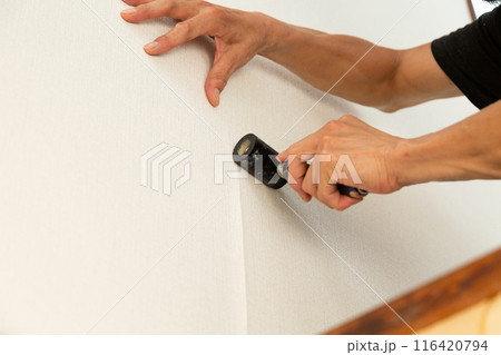 中古住宅の壁紙クロスを貼る職人 中古住宅の壁紙クロスを貼る職人 116420794