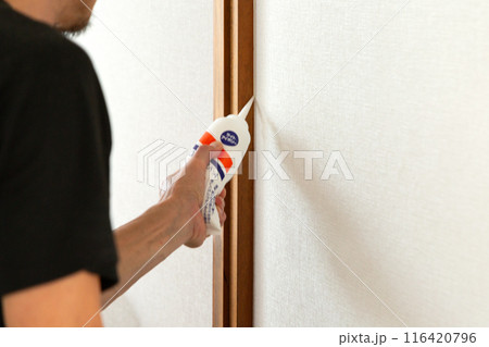 中古住宅の壁紙クロスを貼る職人 116420796