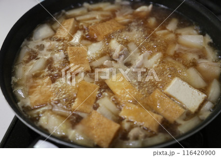 鶏もも肉と大根と厚揚げの煮物を作る様子 116420900