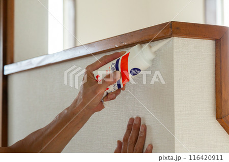 中古住宅の壁紙クロスを貼る職人 中古住宅の壁紙クロスを貼る職人 116420911