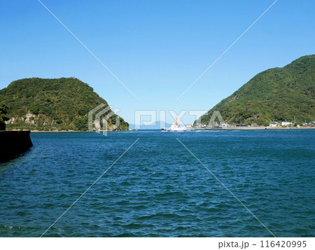 三角ノ瀬戸と中神島　（熊本県上天草市） 116420995