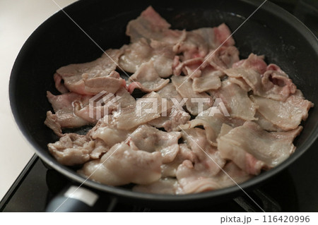 豚肉を焼く様子 豚肉を焼く様子 116420996