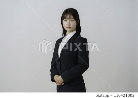 白背景のスーツを着た若い女性のポートレート 白背景のスーツを着た若い女性のポートレート 116421002