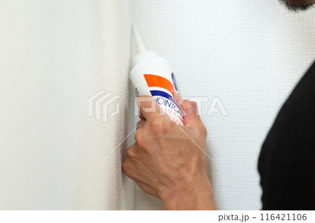 中古住宅の壁紙クロスを貼る職人 116421106