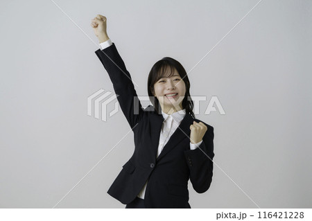 白背景のスーツを着た元気なポーズをする若い女性のポートレート 116421228