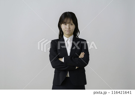 白背景のスーツを着た怒る若い女性のポートレート 116421641