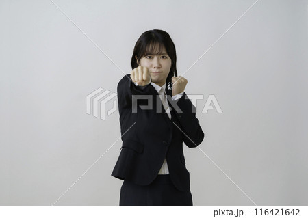 白背景のスーツを着た怒る若い女性のポートレート 116421642