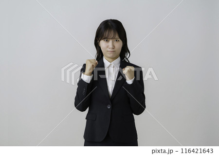 白背景のスーツを着た怒る若い女性のポートレート 白背景のスーツを着た怒る若い女性のポートレート 116421643