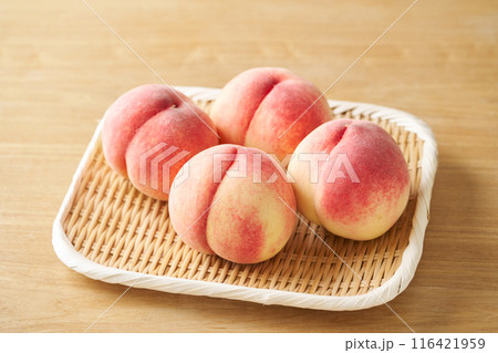 ざるに盛った桃　山梨県産白鵬 116421959