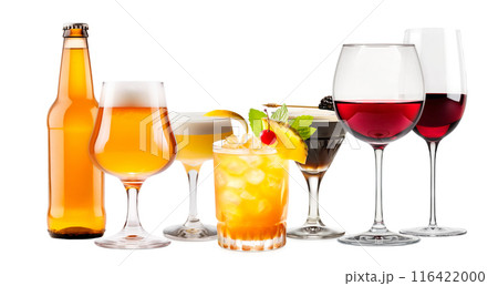 Set and collection of classic alcohol cocktails, beer and mocktail isolated on white background with fresh summer fruits 116422000
