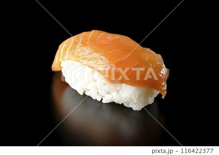 サーモンの握りを黒背景で撮影 サーモンの握りを黒背景で撮影 116422377