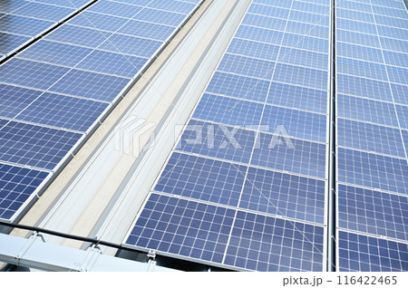 屋上に設置されたソーラーパネルと太陽光発電 屋上に設置されたソーラーパネルと太陽光発電 116422465