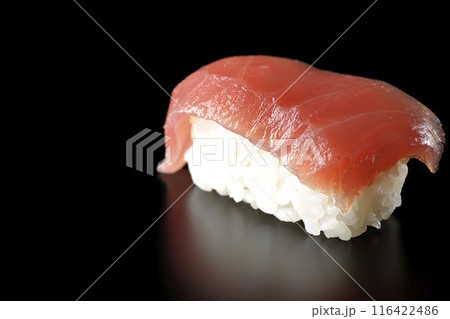 鮪の握りを黒背景で撮影 鮪の握りを黒背景で撮影 116422486