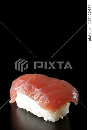 鮪の握りを黒背景で撮影 116422489
