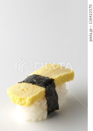 玉子の握り寿司を白背景で撮影 116422570