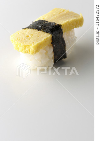 玉子の握り寿司を白背景で撮影 玉子の握り寿司を白背景で撮影 116422572