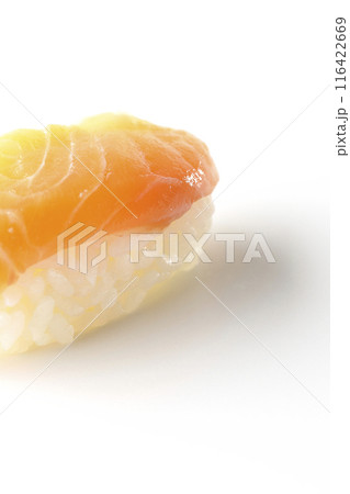 サーモンの握りを白背景で撮影 116422669