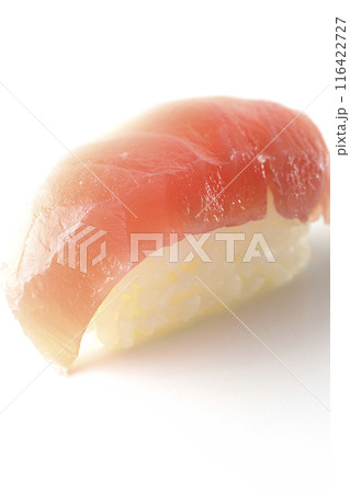 鮪の握りを白背景で撮影 116422727