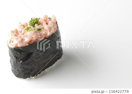 ネギトロの軍艦巻きを白背景で撮影 ネギトロの軍艦巻きを白背景で撮影 116422779