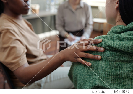 Woman supporting friend at session 116423077