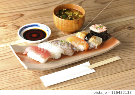 握り寿司とお味噌汁 116423138