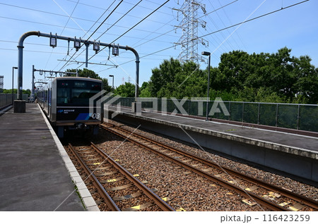 金城ふ頭方面へ移動するあおなみ線の電車 116423259
