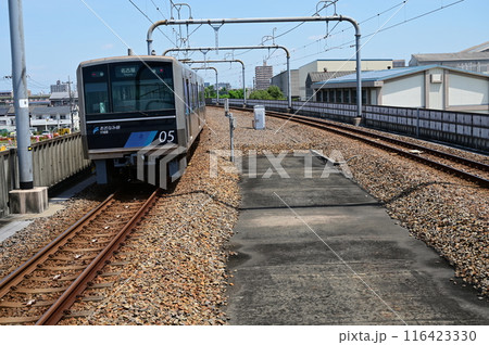 名古屋方面へ移動するあおなみ線の電車 116423330