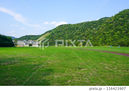 滝里ダムを滝里ダム公園から撮る。 116423907