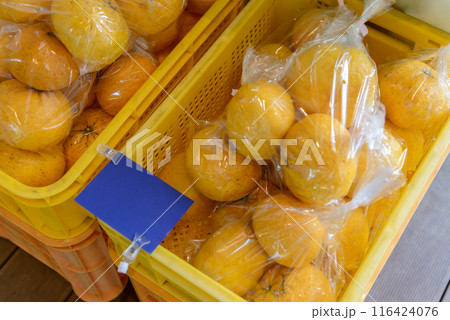 八百屋で売られている夏みかん、はっさく、スーパーマーケット 八百屋で売られている夏みかん、はっさく、スーパーマーケット 116424076