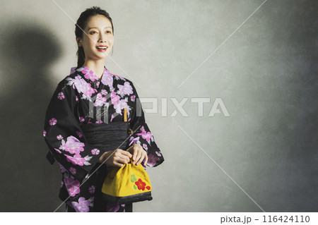 黒い浴衣の女性 116424110