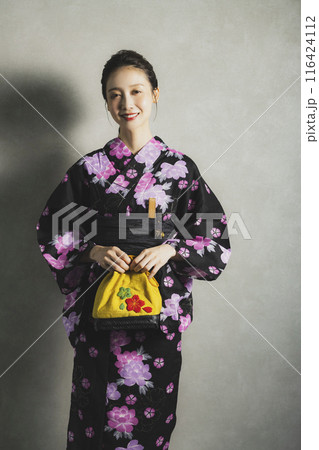 黒い浴衣の女性 116424112