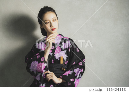 黒い浴衣の女性 116424118