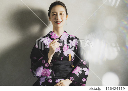 黒い浴衣の女性 116424119