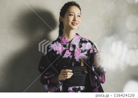 黒い浴衣の女性 116424120