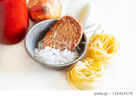 パスタ料理の材料　ボロネーゼ 116424179