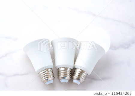 白い背景の電球 116424265