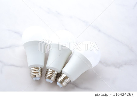 白い背景の電球 白い背景の電球 116424267