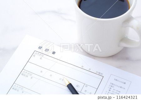 コーヒーを飲みながら、履歴書を書く コーヒーを飲みながら、履歴書を書く 116424321