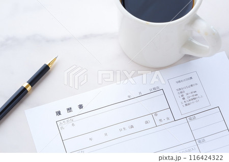 コーヒーを飲みながら、履歴書を書く コーヒーを飲みながら、履歴書を書く 116424322
