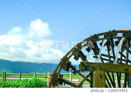 青空に映える水車 116424401