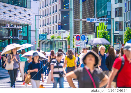日本の東京都市景観 6月。賑わう銀座(奥では歩行者天国実施中、青信号を渡る観光客ら)…インバウンド 日本の東京都市景観 6月。賑わう銀座(奥では歩行者天国実施中、青信号を渡る観光客ら)…インバウンド 116424634