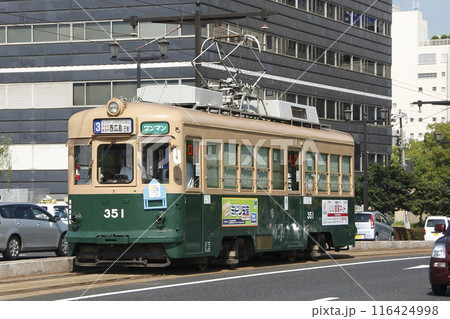 原爆ドーム前・相生橋を渡る広島電鉄350形(3号線:広電西広島⇔広電本社前) 原爆ドーム前・相生橋を渡る広島電鉄350形(3号線:広電西広島⇔広電本社前) 116424998